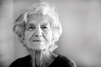 Ældre smilende kvinde